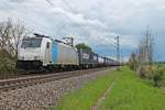 Mit dem  Samskip -Containerzug nach Rotterdam Waalhaven war am 13.05.2017 die Rpool/CTN E 186 187-1 unterwegs, als sie südlich von Buggingen durchs Rheintal fuhr.