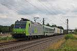 Mit einer RoLa (Novara Boschetto - Freiburg (Brsg) Rbf) fuhr am Nachmittag des 20.07.2017 die Re 485 015-2 südlich von Buggingen durchs Rheintal.