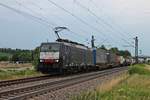 Am 21.07.2017 bespannte MRCE/SBBCI ES 64 F4-109 (189 109-2) einen langen und bunten Containerzug nach Rotterdam, als sie südlich von Buggingen über die KBS 703 in Richtung Freiburg