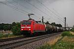 152 017-0 am 21.07.2017 bei leichtem Regen mit einem Kesselzug südlich von Buggingen im Markgräflerland und fuhr gen Freiburg (Breisgau).