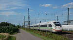 412 024 (Tz 9012) ist am 04.07.2020 als ICE77 (Kiel Hbf - Zürich HB) bei Niederschopfheim gen Schweiz unterwegs.