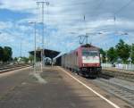 185 602-0 war am 08.06.12 mit einem KLV-Zug auf der Rheintalbahn Richtung Sden bzw. Schweizer Grenze unterwegs. Das Bild enstand am Nachmittag kurz nach 16:00 Uhr im Bahnhof Mllheim (Baden).