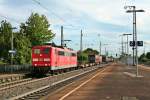 151 085-8 mit einem KLV-Zug am Abend des 14.08.12 bei der Durchfahrt durch den Bahnhof Mllheim (Baden). Die Lok bernahm den Zug in Weil am Rhein.