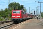 111 064 mit einer RB nach Neuenburg (Baden) am 15.08.12 bei der Einfahrt in den Bahnhof Mllheim (Baden).