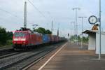 185 139-3 mit einem KLV-Zug am Morgen des 25.07.13 bei der Durchfahrt durch den Bahnhof Mllheim (Baden).