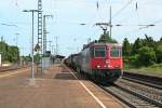 Re 421 386-4 mit einm KLV-Zug in Richtung Schweiz am Vormittag des 25.07.13 bei der Durchfahrt im Bahnhofs Mllheim (Baden).