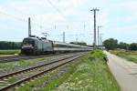 ES 64 U2-070 mit dem EC 6 am Haken durchfuhr am Nachmittag des 03.08.13 den Bahnhof Mllheim (Baden).