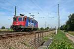 Re 421 393-0 fuhr als Lz gen Norden am Vormittag des 15.08.13 langsam durch den Bahnhof Orschweier.