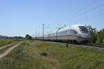 403 515-0 zusammen mit 403 005-2 als ICE __ auf dem Weg von Basel SBB nach Dortmund (?) am Nachmittag des 03.09.13 bei Hgelheim.