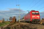 101 116-2 mit dem EC 9 von Hamburg Altona nach Chur HB am Nachmittag des 07.12.13 im nrdlichen Bahnhofsbereich von Mllheim (Baden).