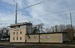 Das Stellwerk Frf (Fahrdienstleiterstellwerk) des Gterbahnhofs Freiburg (Breisgau), aufgenommen am 24.12.13.
Gre an den Fahrdienstleiter!