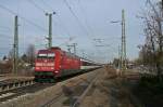 101 137-8 mit dem EC 7 von Hamburg-Altona nach Zrich HB am Mittag des 25.01.14 bei der Durchfahrt des Bahnhofs Mllheim (Baden).