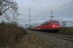 111 054 brachte am Nachmittag des 14.02.14 eine RB von Basel Bad. Bf nach Offenburg. Hier konnte ich die Dame mit ihrem n-Wagenzug sdlich von Mllheim (Baden) aufnehmen, wo dann auch der nchste Halt eingelegt wird.