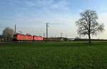 185 112-7 und 185 127-8 mit einem Tonerdezug von Domodossola nach Limburg (Lahn) am frhen Abend des 29.03.14 sdlich von Auggen.