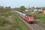 120 102-9 bespannte am 02.04.14 die immer mittwochs von Karlsruhe nach Basel verkehrende Kp-Reserve. Hier konnte ich den als 78655 verkehrenden Leerzug sdlich von Buggingen zwischen Freiburg (Breisgau) und Basel fotografieren.