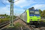 485 004-6 lies sich im strahlenden Sonnenschein des 17.04.14 mit der RoLa (DGS) 43627 von Freiburg (Breisgau) Gbf nach Novara im Bahnhof Müllheim (Baden) aufnehmen.