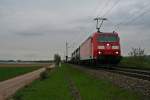 185 084-1 mit einem gemischten KLV-Zug in Richtung Schweiz am Mittag des 18.04.14 sdlich von Hgelheim.