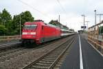 101 058-6 mit dem EC 8 von Zrich HB nach Hamburg-Altona am Mittag des 03.05.14 beim Halt in Mllheim (Baden).