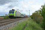 485 014-5 mit der RoLa 43613 von Freiburg (Breisgau) Gbf nach Novara am Mittag des 08.05.14 westlich von Hgelheim.