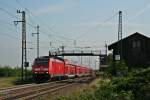 146 228-2 mit einem RE von Offenburg nach Schliengen am Morgen des 01.08.14 beim Verlassen des Haltepunktes Auggen.