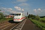 401 574-9 als verspteter ICE 77 von Kiel Hbf nach Zrich HB am Abend des 01.08.14 in Riegel-Malterdingen.