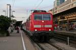 111 062-6 mit dem n-Wagen-RE 26527 auf der Fahrt von Offenburg nach Schliengen am Abend des 01.08.14 beim Halt in Freiburg (Breisgau) Hbf.