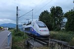 Nachschuss auf TGV 4720 (310040) am 09.06.2015, als dieser als TGV 9589 (Paris Gare de Lyon - Freiburg (Brsg) Hbf) durch die Gleisanlagen von Neuenburg (Baden) gen Müllheim (Baden) fuhr.