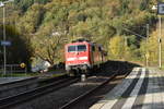 Am Montag den 30.10.2017 kommt die 111 134-3 mit einem N-Wagenzug als RE3 gen Heilbronn durch Neckargerach gefahren.