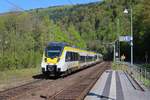 Am Morgen des 16.04.2020 durchfährt ein doppelter Hamster als RE10a nach Heilbronn den Bahnhof Zwingenberg am Neckar.