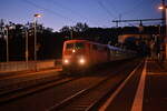 Im allerletzten Licht des Tages kommt die GfF 111 056 mit ihren N-Wagen als RE 10a  nach Heilbronn Hbf in Gundelsheim Neckar eingefahren. 3.9.2021