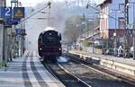 Fünf vor halbzehn in Deutschland, nein das ist keine Knusperwaffel sondern die 001 180-9 des BEM mit einem Sonderzug des Gewervbevereins Ilshofen e.V der von Crailsheim nach FFM Hbf unterwegs ist und hier ist er im Morgenlicht durch Neckargerach fahrend zusehen. 26.3.2022
