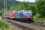 HSL für WFL 185 601 schiebt den RE 10a Ersatzzug nach Mannheim durch Neckargerach. Montag den  20.6.2022