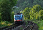 Mit etwas Verspätung ist die HSL 185 601-2 mit ihrem WFL RE10a Ersatzzug in Neckargerach bei der Durchfahrt gen Heilbronn zusehen.