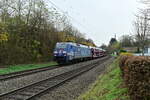 Mit dem  Mittagsaudizug am Haken ist hier die 152 134-3 durch Neckargerach gen Heidelberg am 28.11.2022 unterwegs.