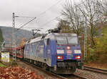 152 134-3 kommt zwei Tage nach dem sie mit einem beladenen Audizug gen Norden gefahren ist mit einem Leerzug nach Bad Friedrichshall Hbf nun durch Neckargerach wieder zurück. 30.11.2022