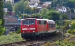 Gerade hat die  111 069-1 mit einem N-Wagenzug und Wittenbergersteuerwagen die Neckarbrcke von Neckargemnd berquert und ist nun auf dem weiteren Weg nach Heilbronn, wie das Schild in der Windschutzscheibe erkennen lsst.....Freitag 21.9.2012