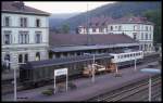 Verladeszene am 17.8.1989 um 19.20 Uhr im Bahnhof Eberbach. 140145 steht mit einem alten Behelfspackwagen am Bahnsteig und bringt bzw. bekommt Ladung.
