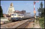 111002 mit E 3052 nach Heilbronn am 15.8.1989 um 11.23 Uhr vor der Kulisse des Salzbergwerks in Bad Friedrichshall Kochendorf.