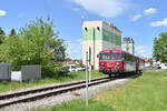 Am 24.5.2021 verlässt der Rote Flitzer  Hüffenhardt als RB 3018 gen Neckarbischofsheim Nord.