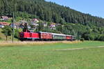 V100 1019 (211 019-5) fährt am 03.07.2022 für die UEF den  Dampfsonderzug  von Baiersbronn zurück durchs Murgtal nach Karlsruhe und durchfährt hier Heselbach.