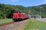 V100 1019 (211 019-5) fährt am 03.07.2022 für die UEF den  Dampfsonderzug  von Baiersbronn nach Karlsruhe und erreicht hier Weisenbach im Murgtal.