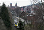 Freudenstadt - 

Coradia Continental 2-Treibzug 1440 885 hat die Station Freudenstadt Stadt verlassen und rollt in Richtung Murgtal hinunter.

Im Hintergrund die Stadtkirche, mit zwei rechtwinklig zueinander liegenden Kirchenschiffe, mit dem Altarbereich in der Außenecke. Die beiden Türme stehen jeweils am hinteren Ende der beiden Schiffe.

15.03.2024 (M)