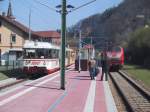 Murgtalbahn am 06.04.2002. An diesem Tag dieselte es dort noch krftig aber die Fahrleitungen fr die AVG Stadtbahnwagen sind schon aufgestellt und weisen auf das neue kommende Zeitalter hin. Rechts die BR 218 als Regionalbahn nach Karlsruhe, links der AVG Triebwagen VT 452 als Sonderzug nach Schnmnzach.