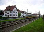 E 85150 befindet sich am 13.04.2012 gerade bei der Einfahrt in den eingleisigen Bereich der Murgtalbahn, hinter dem Bahnhof Bad Rotenfels.
