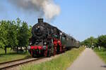 UEF 58 311 dampft mit ihrem Sonderzug über die Achertalbahn nach Ottenhöfen im Schwarzwald zum Mühlentag, hier bei Oberachern. (29.05.2023)