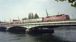 Am 28.10.2001 zieht 120 140-9 kurz nach der Abfahrt in Konstanz die Wagen des IRE 18014 nach Karlsruhe ber die Rheinbrcke.