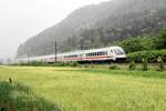 Regen im Schwarzwald. Hier durcheilt der IC 2006 im starken Regen seinem Ziel Dortmund entgegen, Schublok war die 101 144 (23.05.2020)