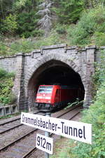 DB AG 146 215-9 verlässt am 21. September 2020 mit einem Regionalexpress am Haken den Gremmelsbacher-Tunnel der Badischen Schwarzwaldbahn oberhalb von Triberg.

Der Fotostandpunkt ist eine Stahlbühne auf dem Schwarzwaldbahn-Erlebnispfad:  http://www.schwarzwaldbahn-erlebnispfad.de/