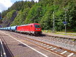 Am 8.8.23 gegen 11:23 Uhr fuhr ein Güterzug mit der Lok 187 208 durch den Bahnhof Triberg im Schwarzwald. Eigentlich fahren die Züge in Richtung Hausach, über Gleis 1, aber wegen Bauarbeiten (zwischen Gremmelsbach und Triberg) werden diese über Gleis 2 geleitet.