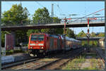 146 236-5  Schwarzwaldbahn Erlebnispfad  erreicht am 02.10.2023 den Bahnhof Villingen, der von zwei mechanischen Stellwerken bedient wird. Im Hintergrund ist das Stellwerk 1 zu sehen.